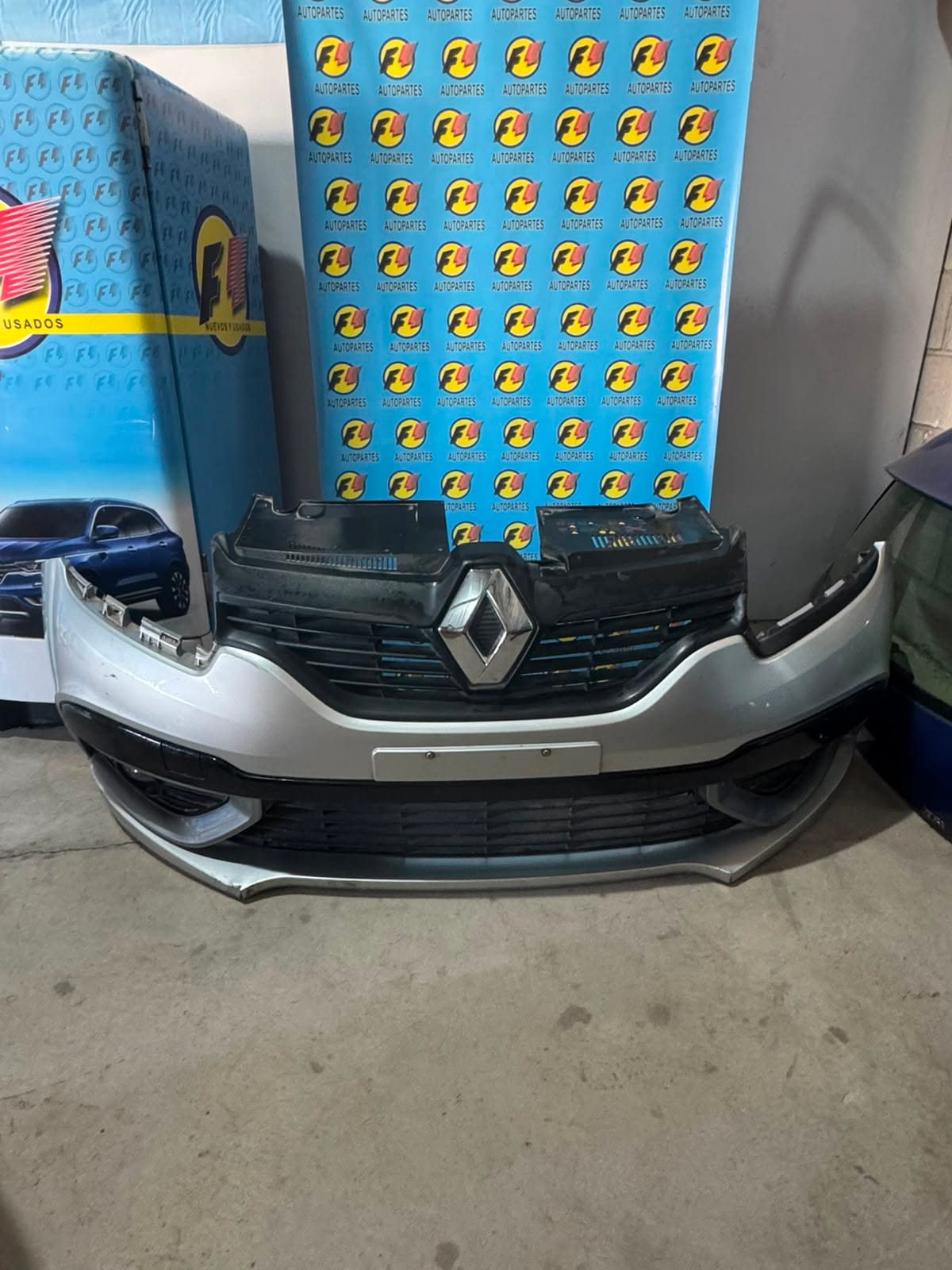 VENDO PARAGOLPES DELANTERO RENAULT SANDERO GT
